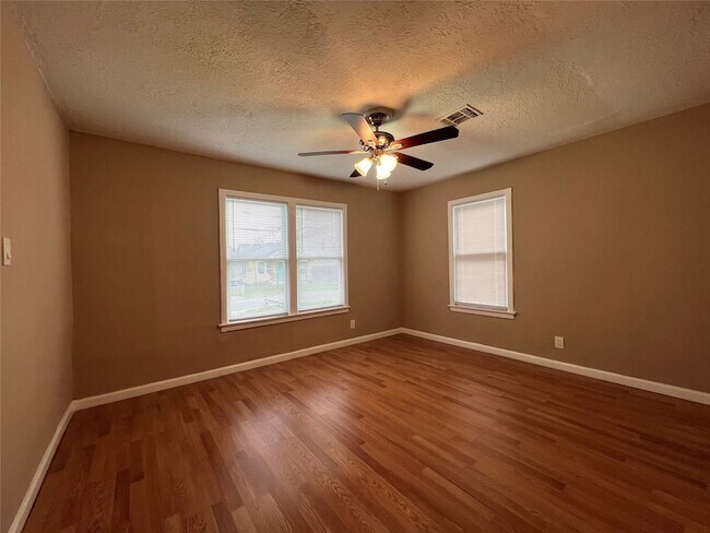 Building Photo - 1110 E 27th St