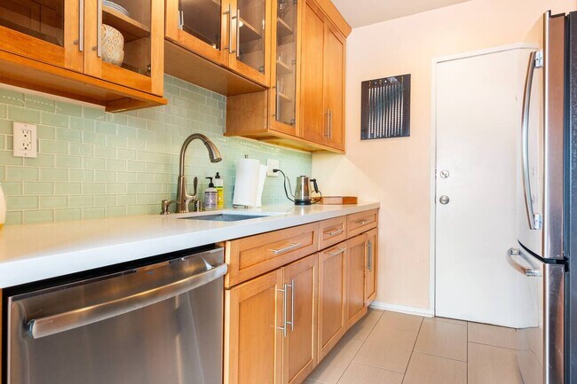 Building Photo - 960 Larrabee St