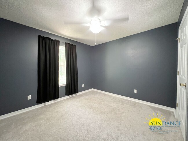Building Photo - Spacious 3-Bedroom Home with Solar Panels & Lawn Maintenance Included in South Crestview