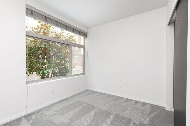 Building Photo - Bright 3 BR 2.5 BA Ballard Townhome