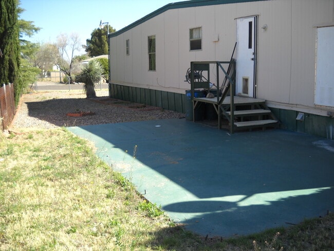 Building Photo - Cute trailer in Golden Acres