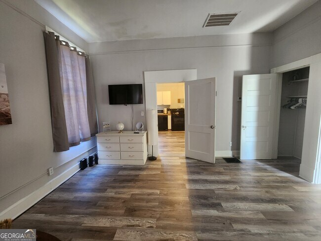 Building Photo - 917 Oakview Ave