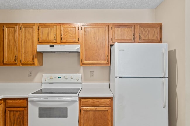 Building Photo - Charming Duplex – Lawn Care Included