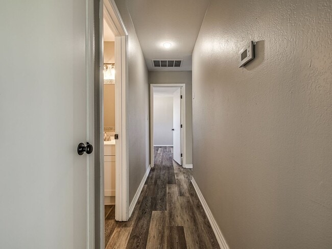 Building Photo - 3 bed / 2 bath home in great location!