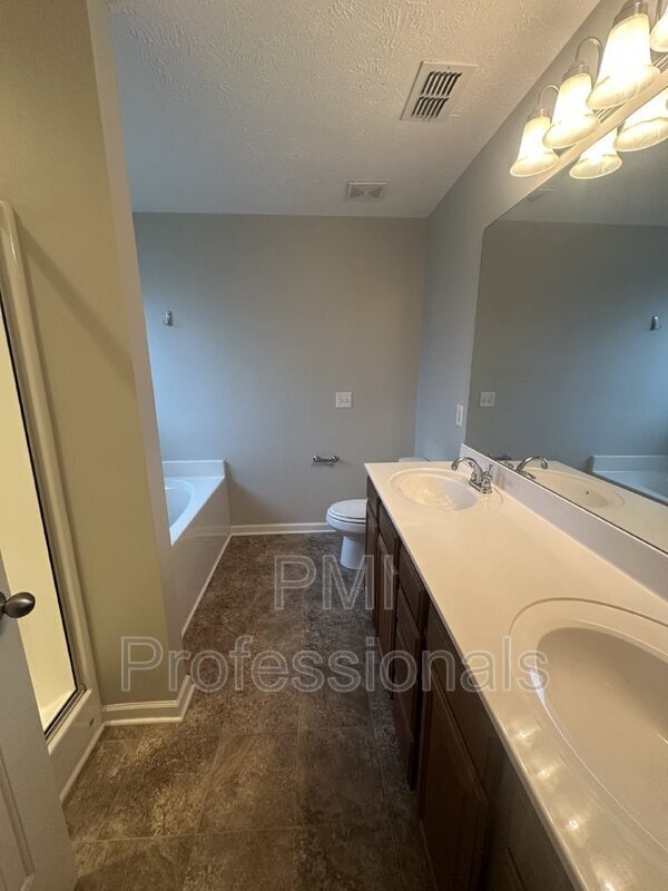 Building Photo - 2413 Salem Glen Xing