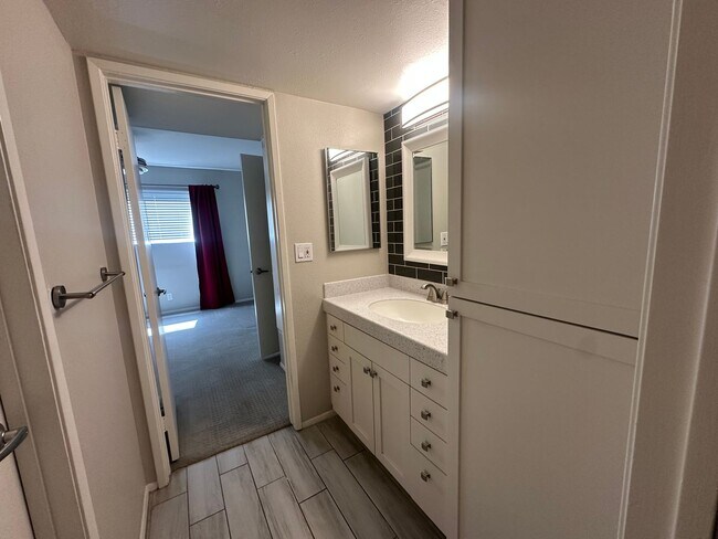 Building Photo - Charming 2 Bed 1 bath Condo