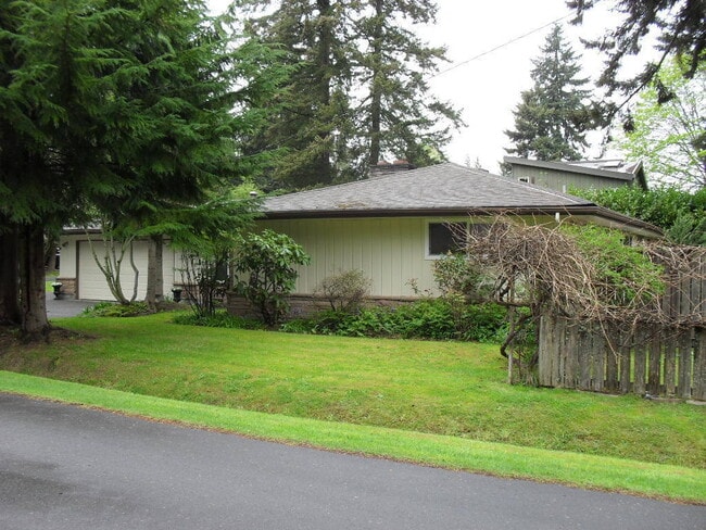 Building Photo - Beautifully Refinished 4BR 2BA Home on Lar...