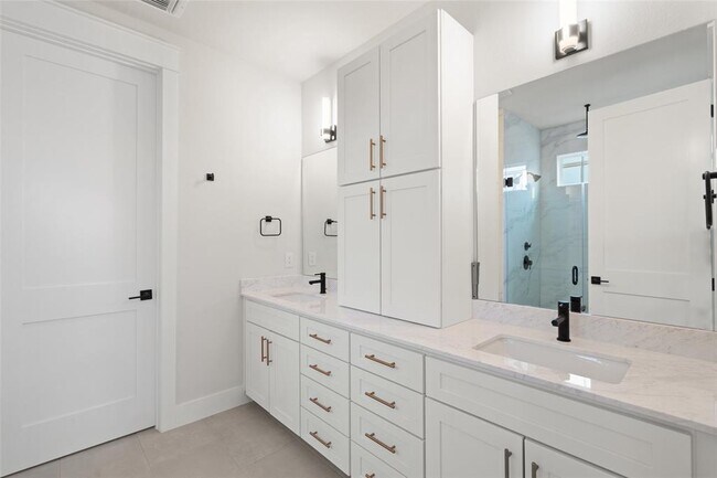 Building Photo - 2713 Bristol Dr