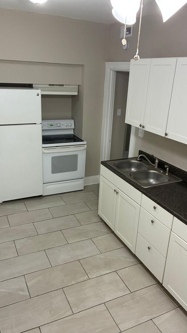 Building Photo - 111 Hollinger Ave