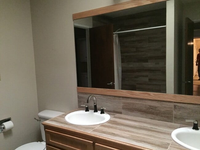 Building Photo - Charming and Close to Dining, Shopping, Gym, Theater