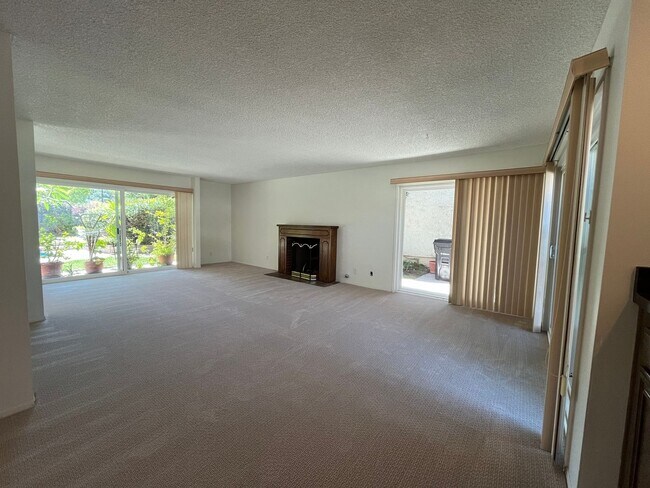 Building Photo - Westlake Village 4+2.5 w/pool, spa, green belt + lake access!