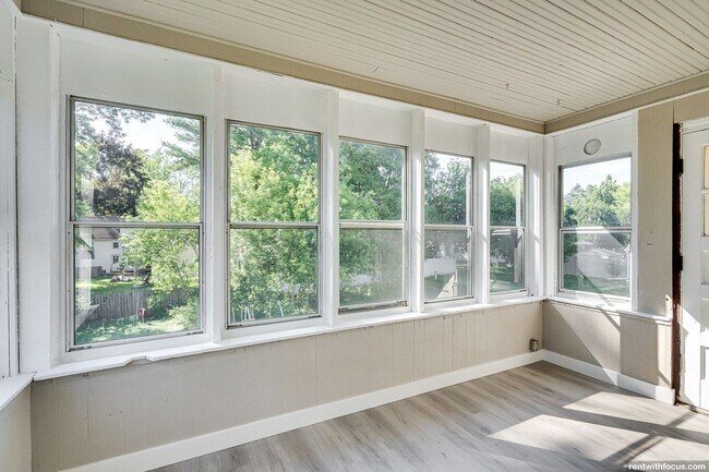 Building Photo - 1111 Oviatt St