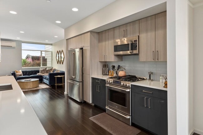 Building Photo - 3Bd/3Ba Seattle Townhouse