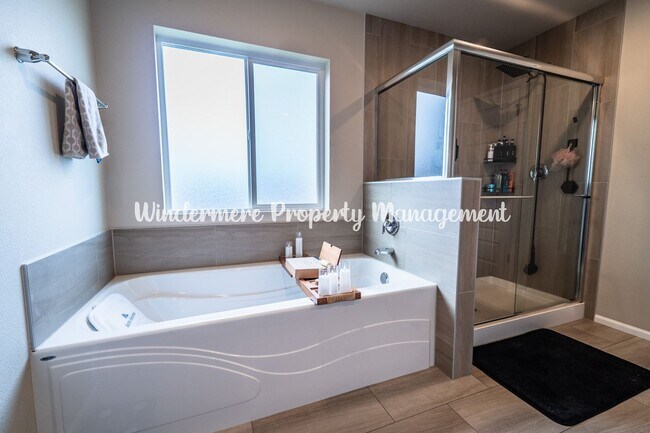 Building Photo - Stunning Soundview Estates 5 bedroom home