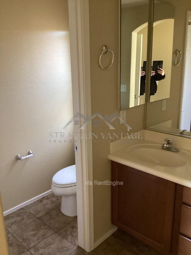 Building Photo - 4685 E Laurel Ave