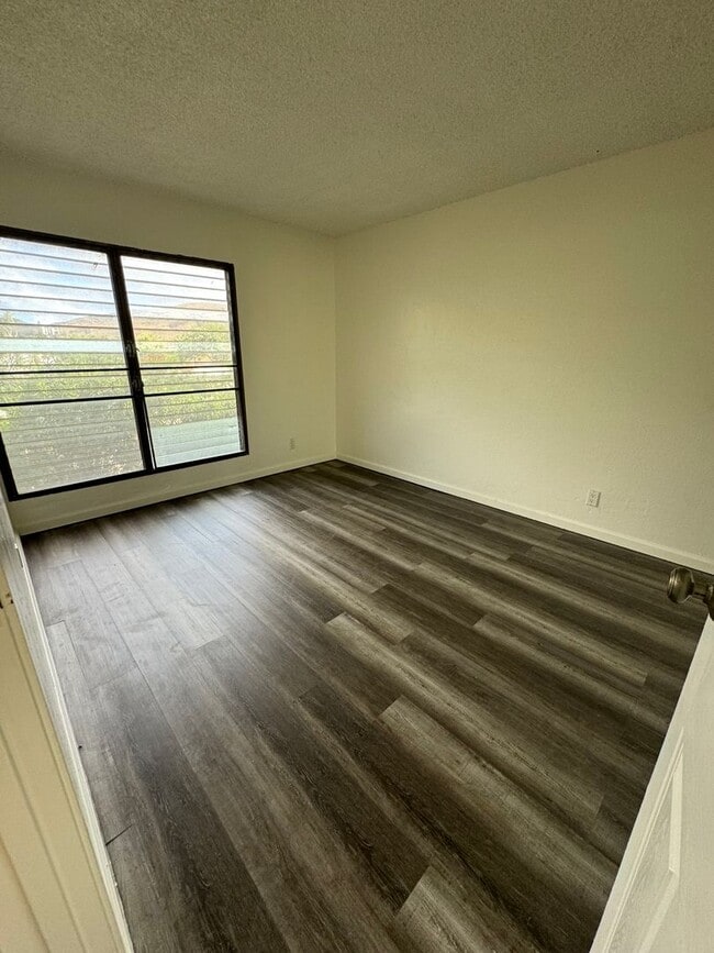 Building Photo - Partly Furnished 2 bedroom 1 bath