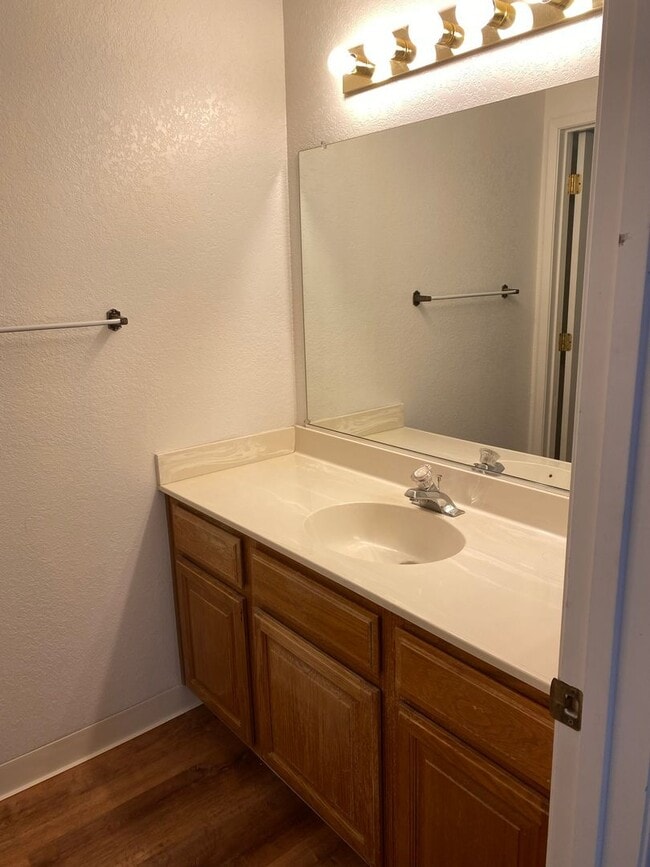 Building Photo - Spacious 4 Bed Home with 3 Car Garage off of Vista!!!!!