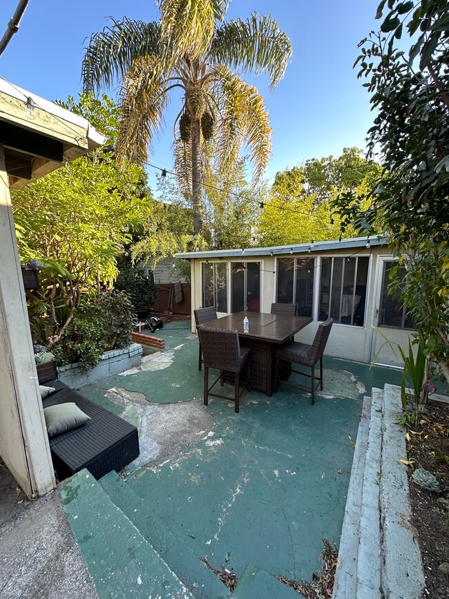 Building Photo - 946 Hilldale Ave