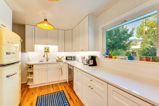 Building Photo - 725 35th St