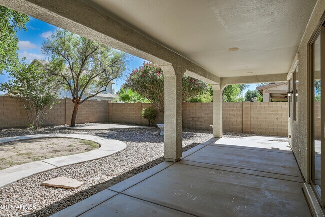 Building Photo - 1543 E Nightingale Ln