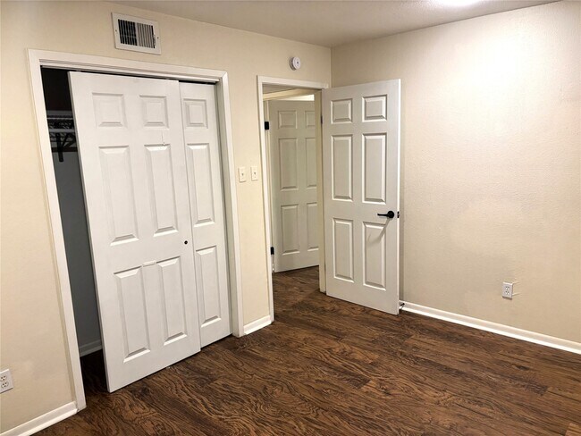 Building Photo - 3025 Walnut Bend Ln