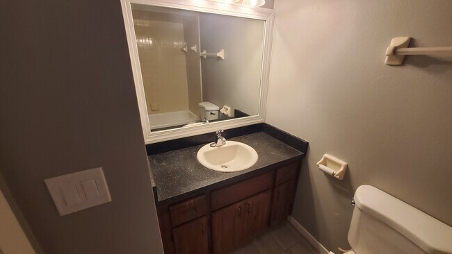 Building Photo - 1711 Lakewood Ave