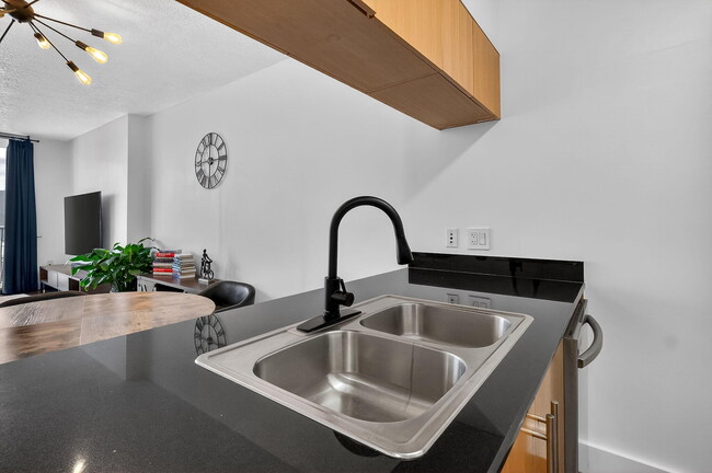 Building Photo - 1750 N Bayshore Dr