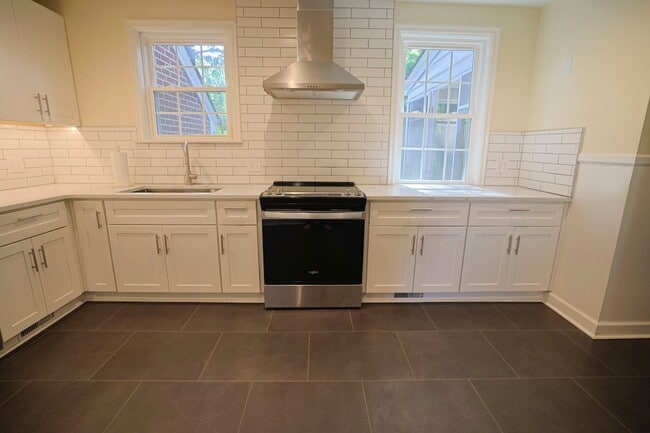 Building Photo - Beautiful 3BR/1.5BA Home in Newport News, VA - Move-in Ready!