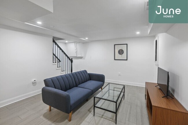 Building Photo - ROOM ONLY in 5-bed/3.5-bath Home