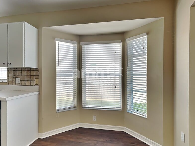 Building Photo - 1309 Lake Shore Ranch Dr