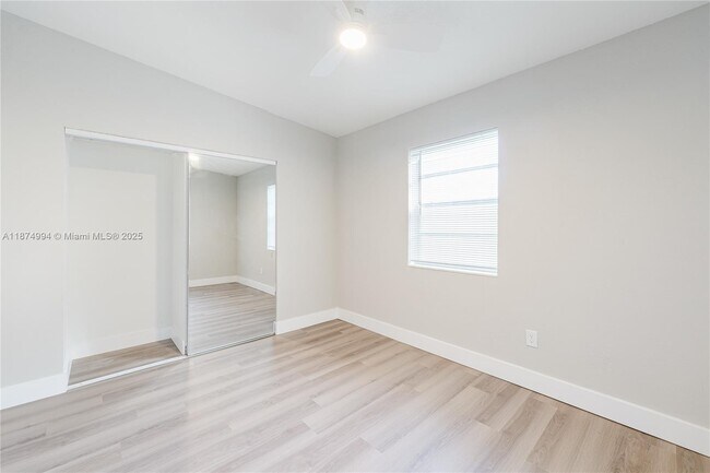 Building Photo - 1560 NE 42nd St
