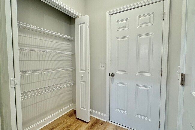 Building Photo - AVAILABLE NOW! (Pet Friendly)