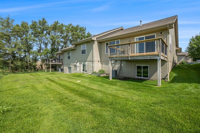 Building Photo - Ranch Townhome in Shadow View