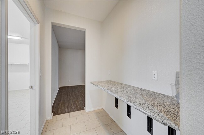 Building Photo - 6637 Cliff Shore Ct