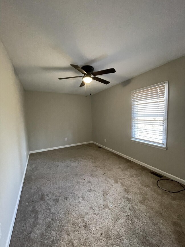 Building Photo - 133 E Vail Dr