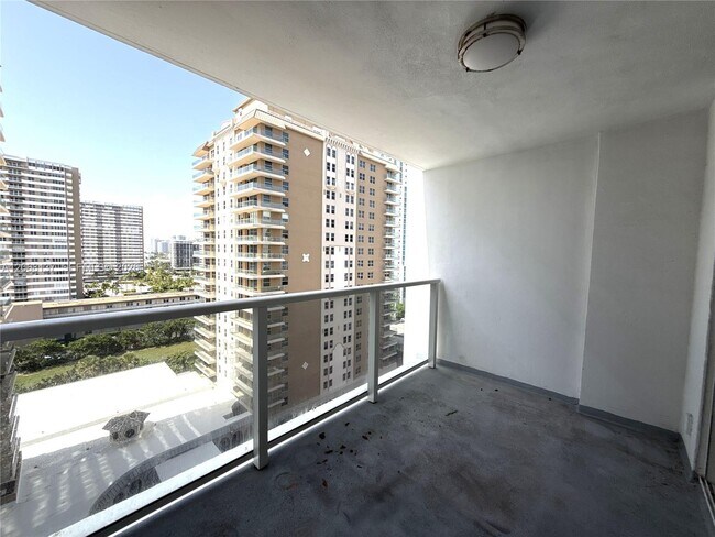Building Photo - 1904 S Ocean Dr
