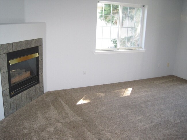 Building Photo - Beautiful Town Home for Rent