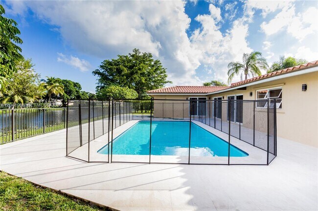 Building Photo - 16641 Royal Poinciana Dr