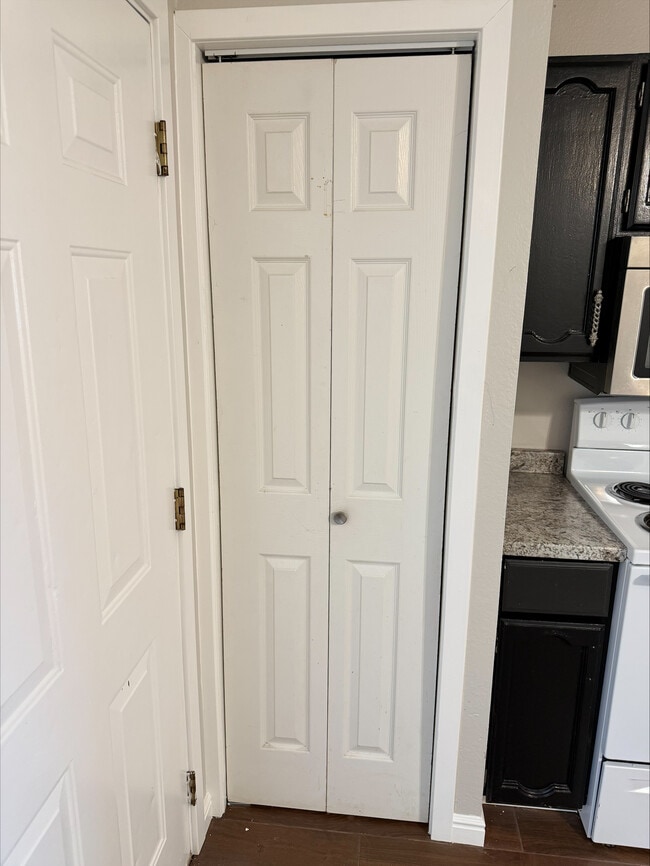 Building Photo - 1327B 9th W Ave