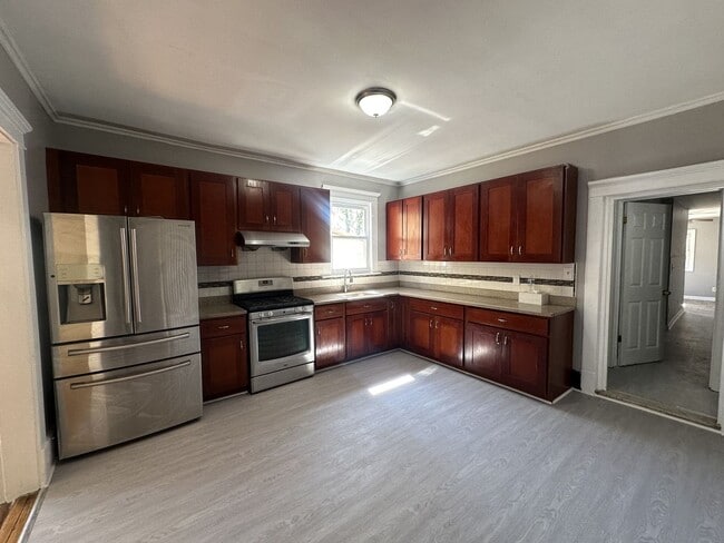 Building Photo - 5 bedrooms, 1 bathroom