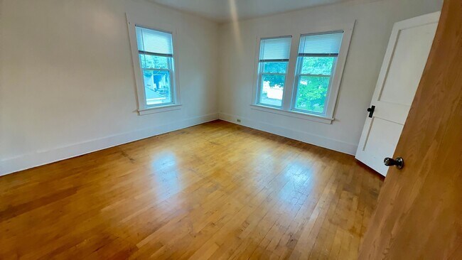 Building Photo - 214 Maple St