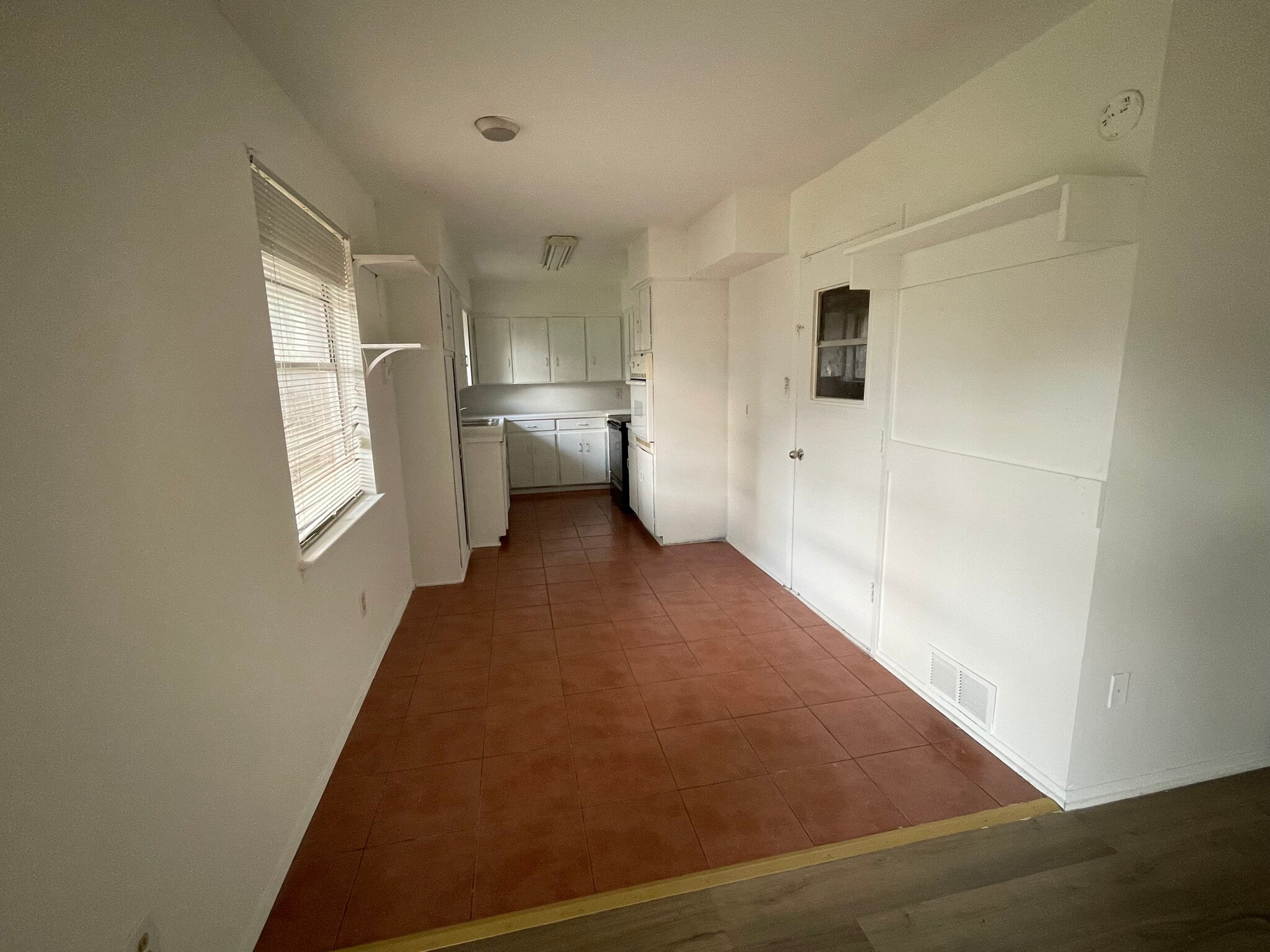 Breakfast area and kitchen - 2314 Normandy Dr