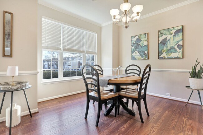 Building Photo - Charming 3 BD - 2.5 BA townhome located so...