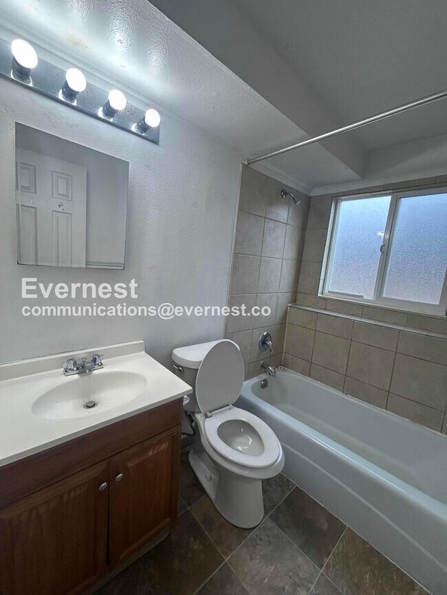 Building Photo - 1075 Magnolia St