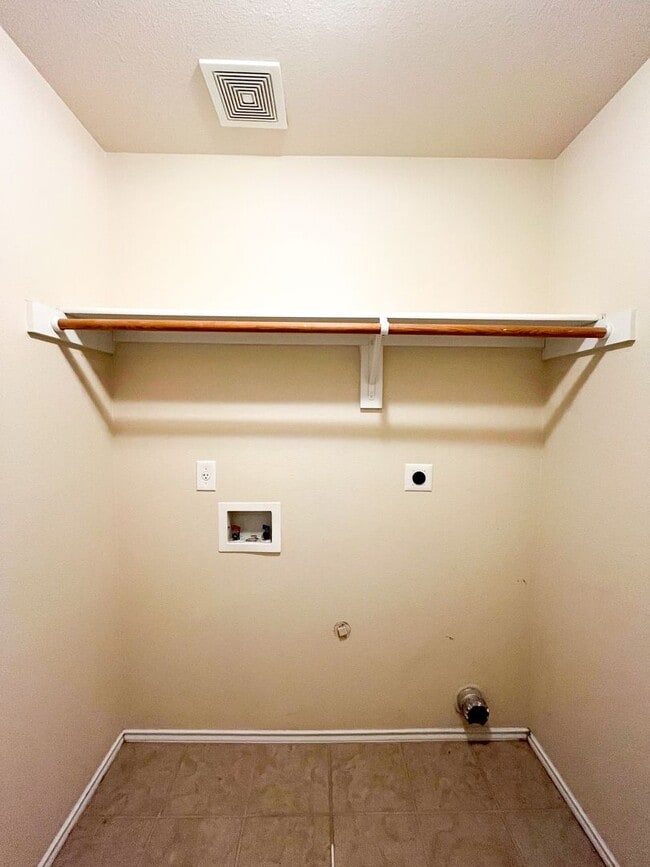 Building Photo - Available Now Beautiful 1 story, 4 bedroom, 2 bath, 2 car garage home with fire place, garage doo...