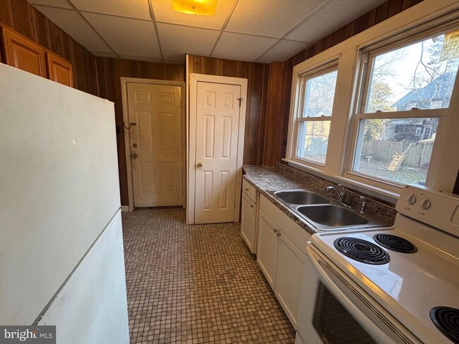 Building Photo - 85 Oak St