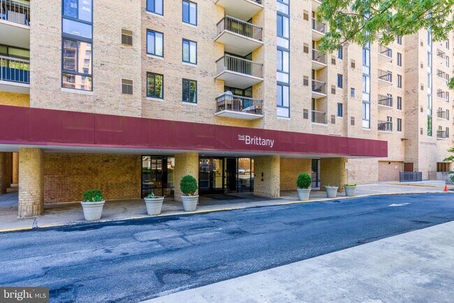 Building Photo - 4500 S Four Mile Run Dr