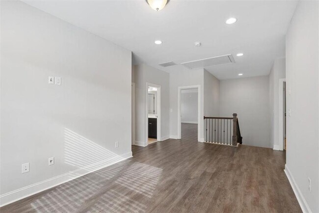 Building Photo - 204 Cardinal ln