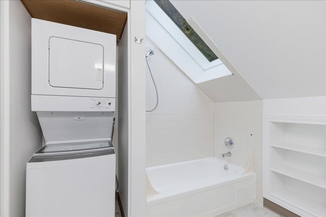 Building Photo - Newly Renovated + Sunny & Bright, 2 Bedroo...