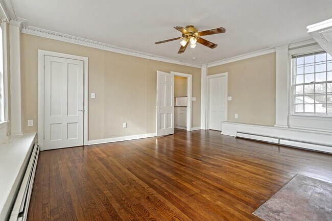 Building Photo - 562 Amity Rd